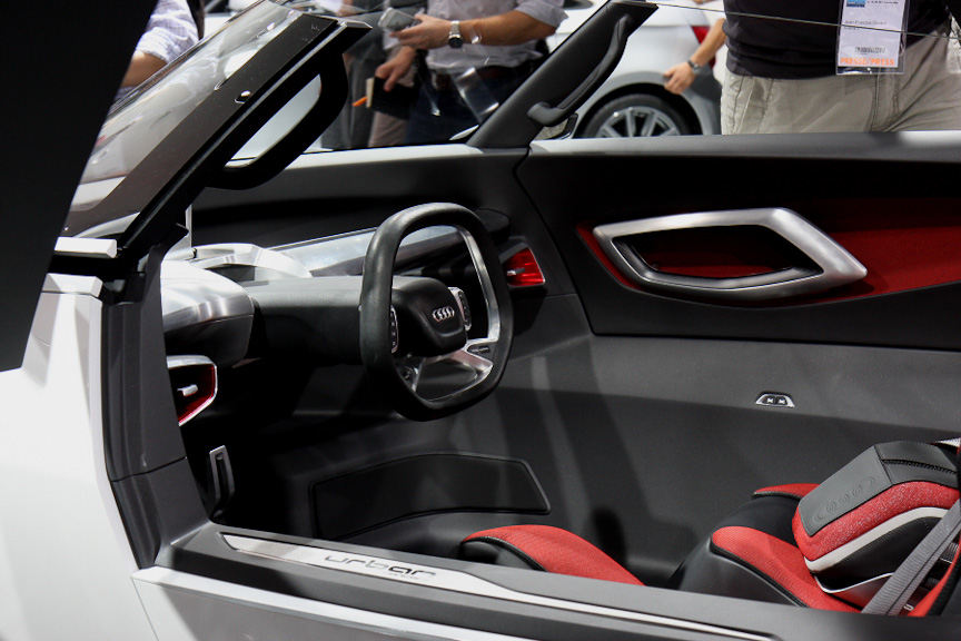 縦に独立した2つのシートが並ぶ独創的なEVのアーバンコンセプト