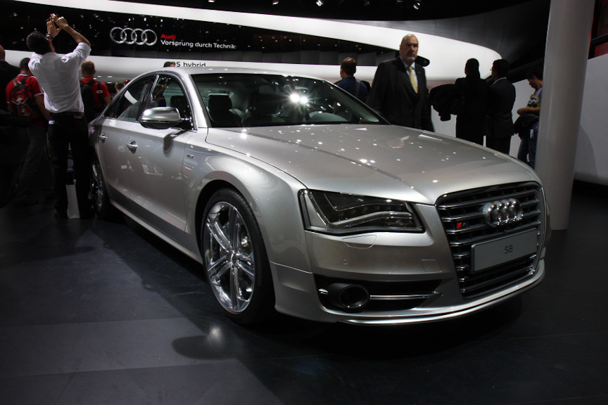 新開発エンジンのV型8気筒直噴4リッターツインターボを搭載するS8。このV型8気筒エンジンのスペックは最高出力382kW（520HP）、最大トルク650Nm。車重は2tに迫る1975kgという数値だが、0-100km/hは4.2秒。燃費性能にも優れており、10.2L/100kmという値をマークする