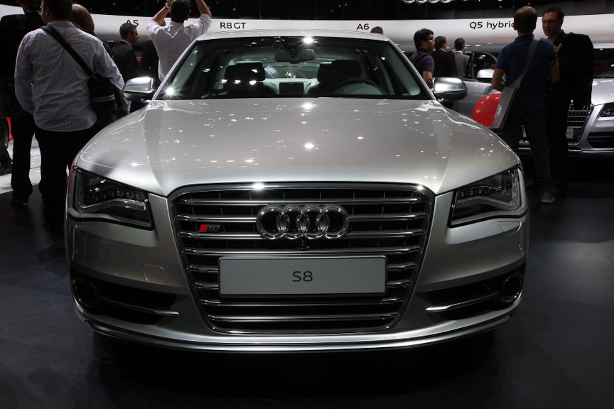 新開発エンジンのV型8気筒直噴4リッターツインターボを搭載するS8。このV型8気筒エンジンのスペックは最高出力382kW（520HP）、最大トルク650Nm。車重は2tに迫る1975kgという数値だが、0-100km/hは4.2秒。燃費性能にも優れており、10.2L/100kmという値をマークする