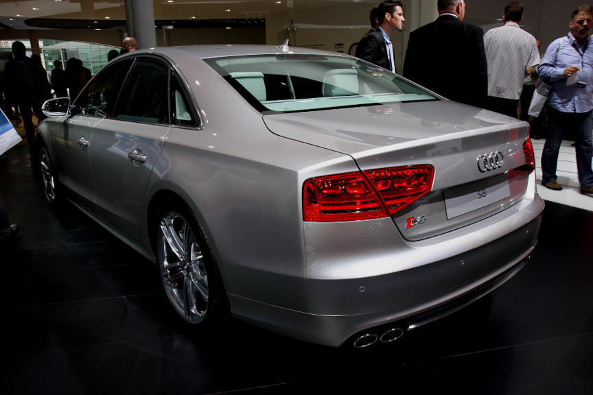 新開発エンジンのV型8気筒直噴4リッターツインターボを搭載するS8。このV型8気筒エンジンのスペックは最高出力382kW（520HP）、最大トルク650Nm。車重は2tに迫る1975kgという数値だが、0-100km/hは4.2秒。燃費性能にも優れており、10.2L/100kmという値をマークする