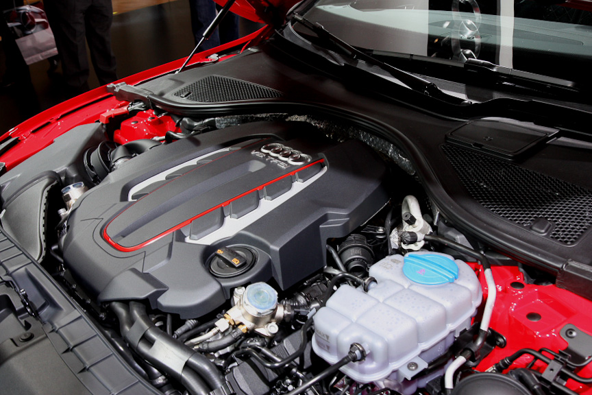 S7スポーツバックもV型8気筒直噴4リッターツインターボエンジンを搭載するが、スペックは最高出力309kW（420HP）、最大トルク550Nmとなる。0-100km/hの加速は4.9秒で、最高速は250km/h。ホイールは20インチだが19インチも選択できる