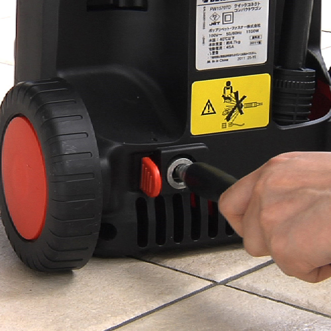 本体とノズルをつなぐ高圧ホースの取り付けには、独自のクイックコネクト方式を採用