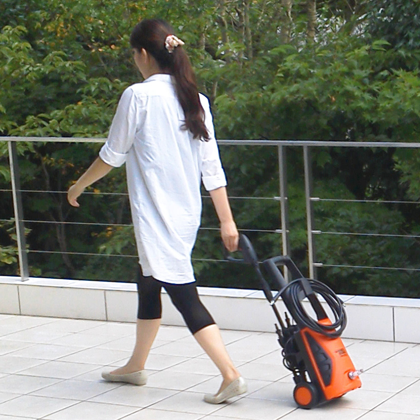 本体部はキャスターが備わり、移動時にノズルをキャリーハンドルとして使用可能