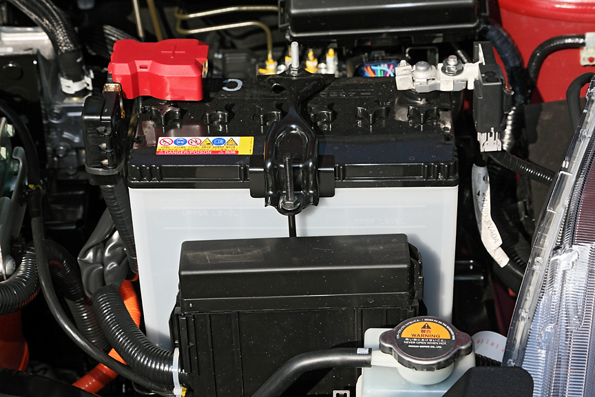 エアコン以外の電装品はこちらのバッテリーを利用する。走行用のリチウムイオンバッテリーからDC/DCコンバーターにより充電される