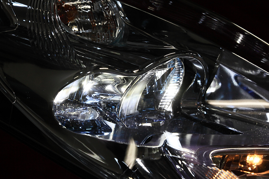 ロービームにLEDを採用したヘッドライト。バルブ本体はライト下部に配置され、反射鏡、リフレクターと2回屈折を行う複雑な構造となっている