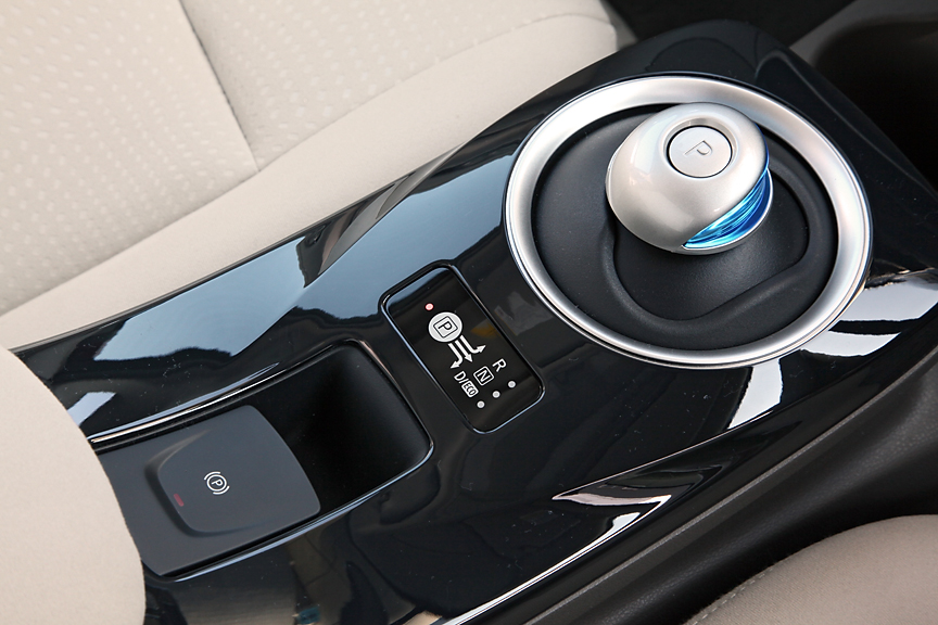 センターコンソールには電制シフト。すべて電気的に制御されるためマウスのように軽い力でスムーズな操作が可能。その後部にあるのは電動パーキングブレーキ。アクセルペダルを踏み込むことで自動的に解除される