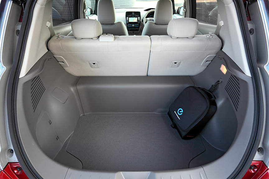 ラゲッジの容量はティーダ（289Lより広い330L。9インチのゴルフバックが2個収納可能だ。分割可倒式のリアシートを利用すれば大きな荷物も積載可能だ。前方の仕切り状の部分にはジェネレータが収まっている。トノカバーはオプション