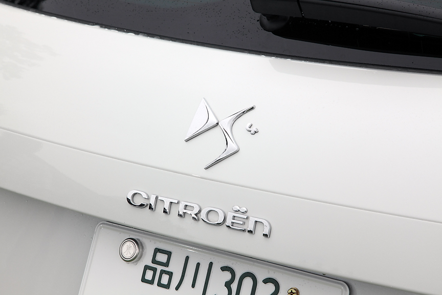 リアセンターには「DS」と「4」をデザイン化したエンブレムとシトロエンのロゴ