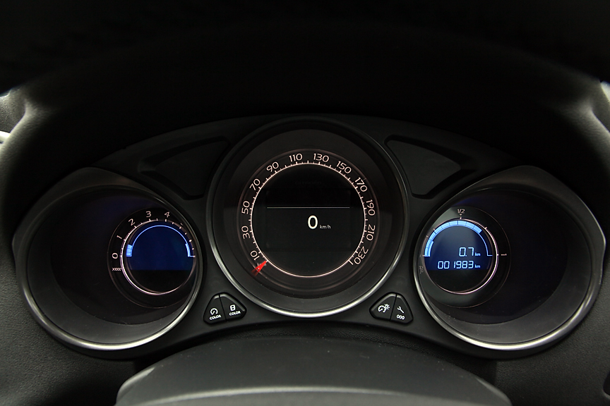 メーターパネルは中央部と左右を独立してカラー調節が可能。調整幅はホワイトからブルーの5段階ずつとなる