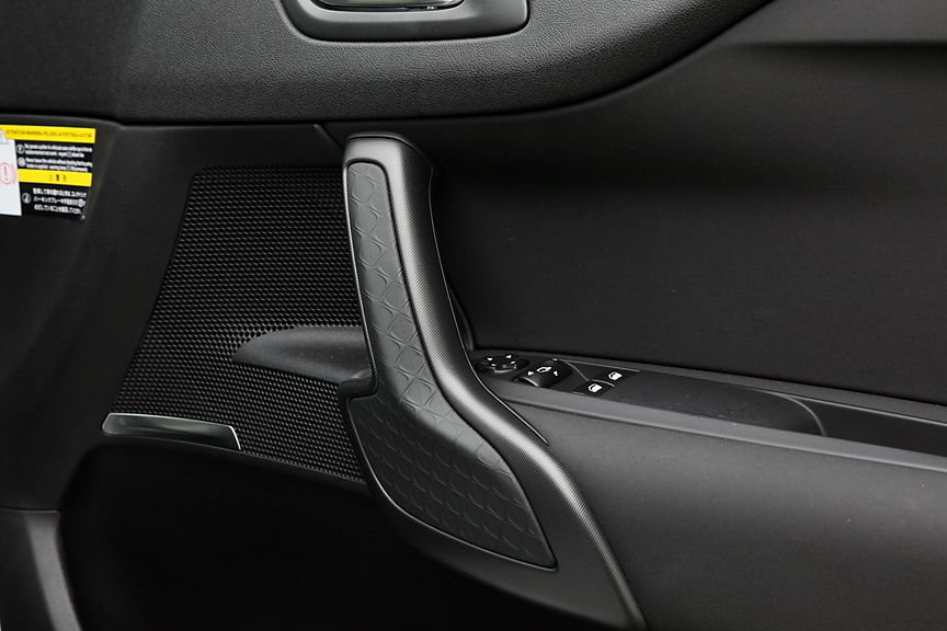 C4にはないドアハンドル。グリップ部のDS模様エンボスガーニッシュはパックペルソ専用トリム。ノーマルのスポーツシックはアルミトリムとなる