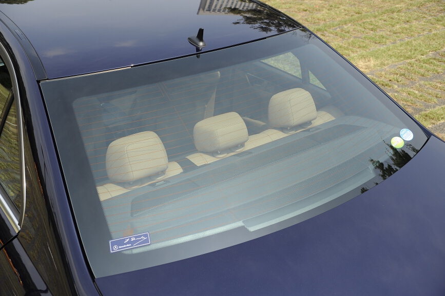 リアウインドーは大きめだがスモークガラスを装備しないのはメルセデス・ベンツならでは