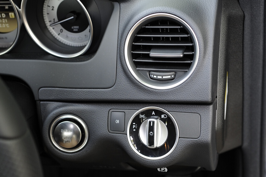 ヘッドライトスイッチはドイツ車の標準的な配置。エンジンスターターもボタン