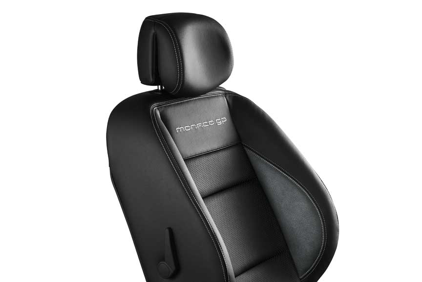 インテリアではルノー・スポールのロゴが入ったレザーフロントシートを採用