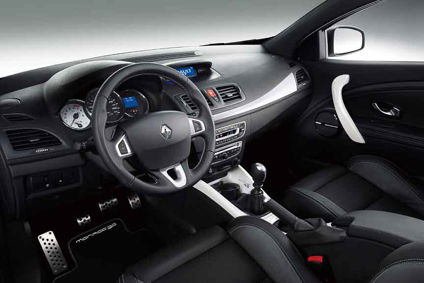 インテリアではルノー・スポールのロゴが入ったレザーフロントシートを採用