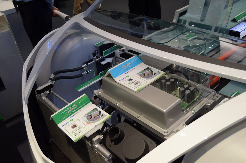 フロント部分にはエアコンの室外機に相当する熱交換器を設置する