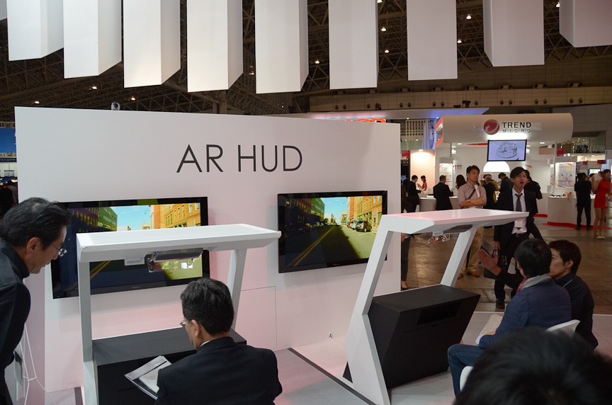 パイオニアのAR HUD展示。その表示を実際に体験できる