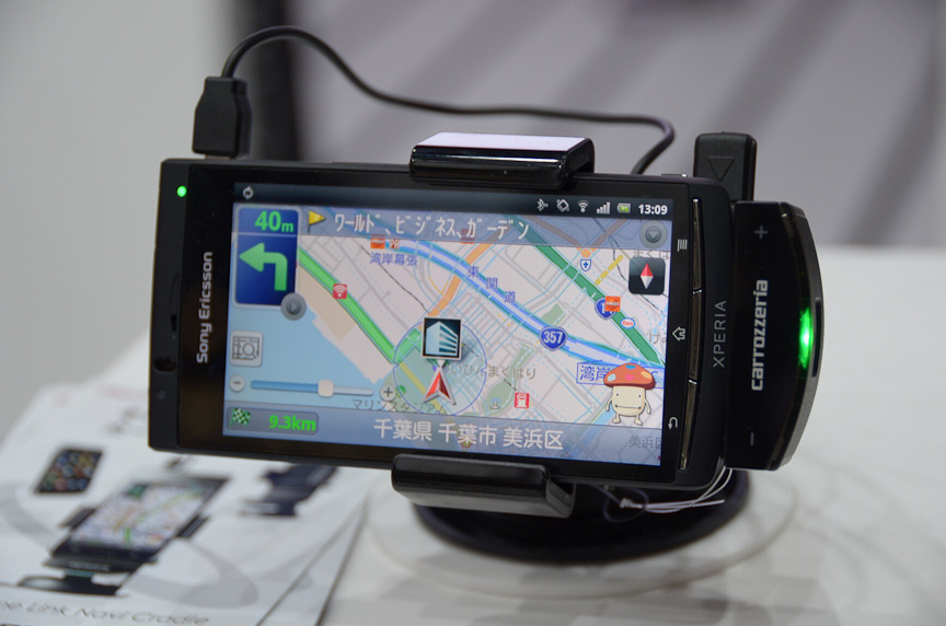 スマートフォンを使った「ドコモ ドライブネット」。操作感などを試すことができる