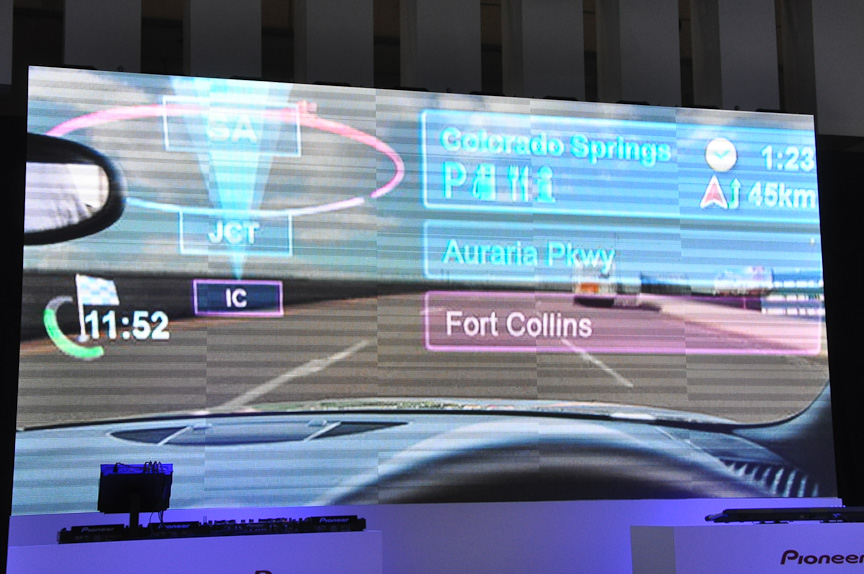 会場のデモスクリーン画面。ARによる情報表示は、新型サイバーナビに搭載されたARスカウターモードがベースになっていることが見て取れる。解像度も向上している