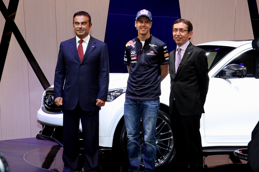 9月に開催されたフランクフルトモーターショーでは、インフィニティブースで「FXセバスチャン・ベッテル・バージョン」を公開した