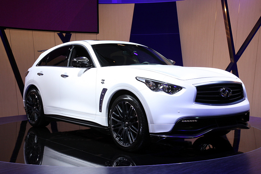 9月に開催されたフランクフルトモーターショーでは、インフィニティブースで「FXセバスチャン・ベッテル・バージョン」を公開した