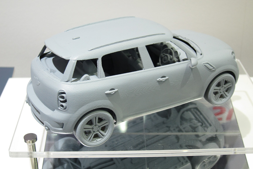 1/24「BMW ミニ クロスオーバー」。12月発売、予価3570円。ボディー表面が粗くなっているが、これはモックアップのため。ホイールは、2種付属する