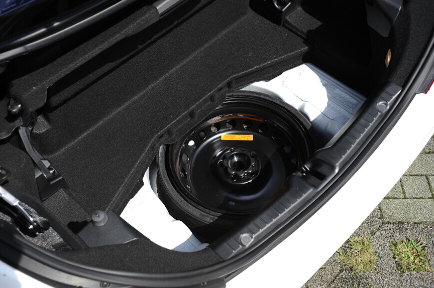 スペアタイヤはトランクルーム内に収納