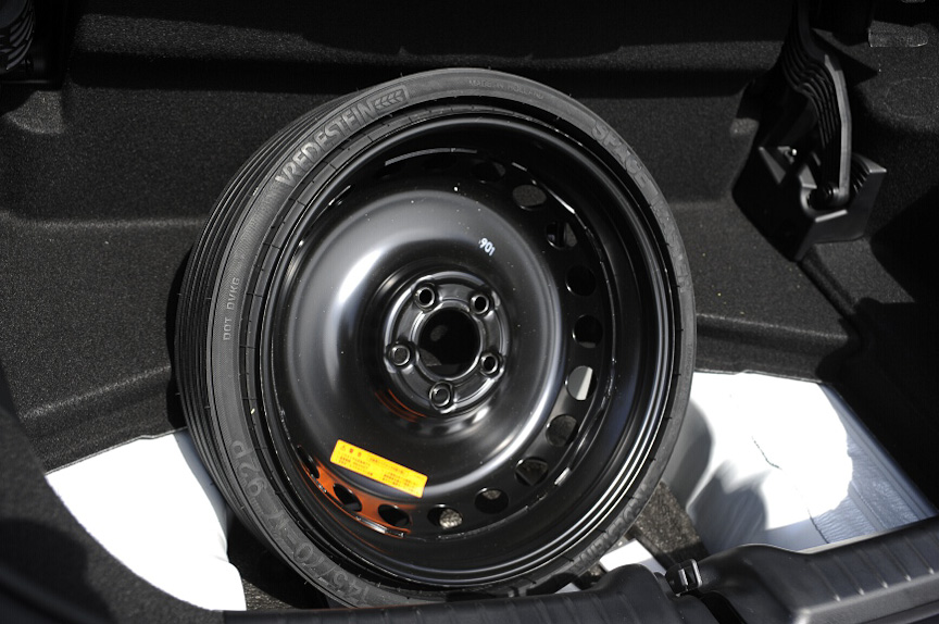 スペアタイヤはトランクルーム内に収納