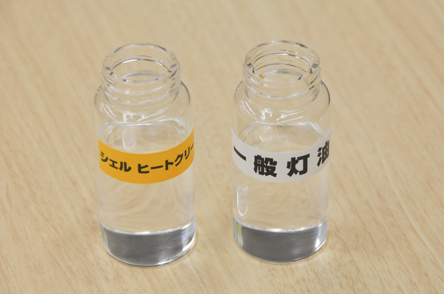 いずれも透明。ヒートクリーンには石油臭がなく、かすかなロウソクの香りがした