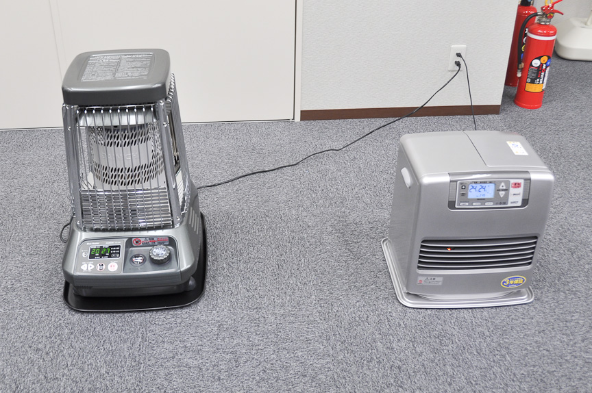 左がヒートクリーン、右が一般灯油を使用したファンヒーター。機種が異なるため比較評価は難しいが、左のファンヒーターからの石油臭はない
