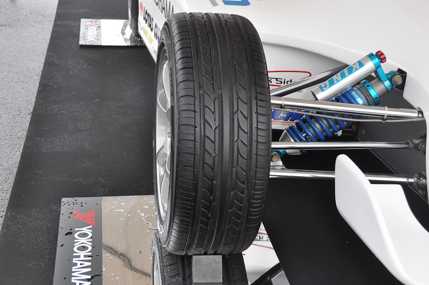 プロトタイプのBluEarthを装着している