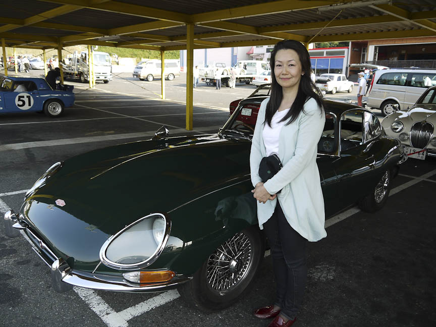 知人のジャガーEタイプを走行した大西さん。同じモデルであっても1台として同じでない旧いクルマに個性と魅力を感じている女性。同性としては嬉しいことです