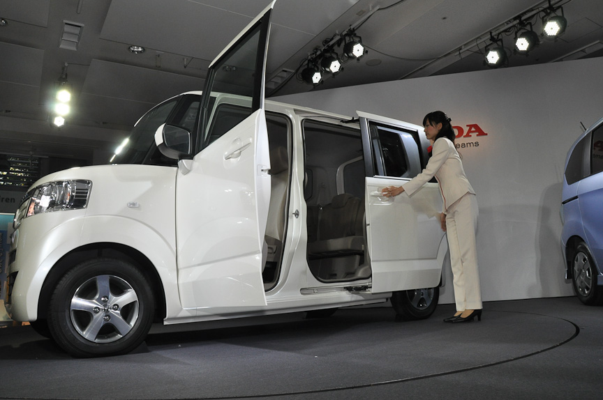 モックアップのため、ゆっくりと後部ドアをスライドさせていた