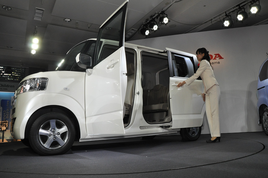 モックアップのため、ゆっくりと後部ドアをスライドさせていた