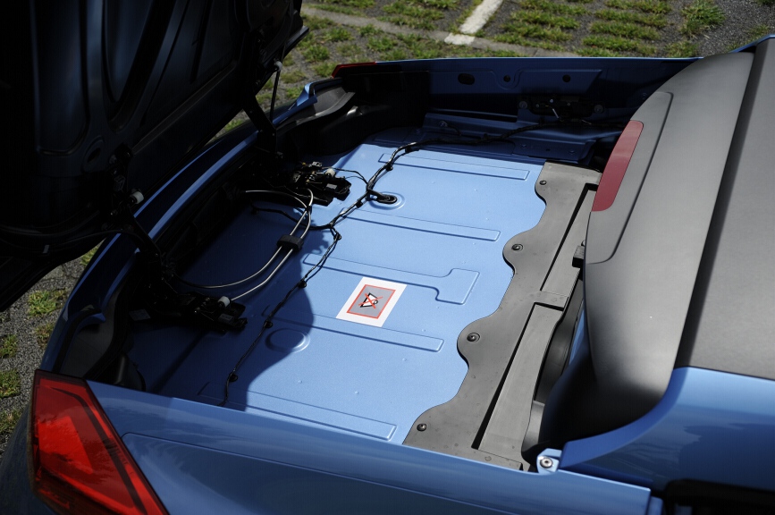 トランクリッド内のルーフ収納スペース