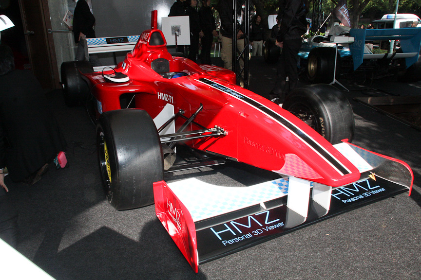 赤い塗装のマシンがフォーミュラ・ニッポン参戦車両。HMZ-T1の使い方などはスタッフが説明してくれる