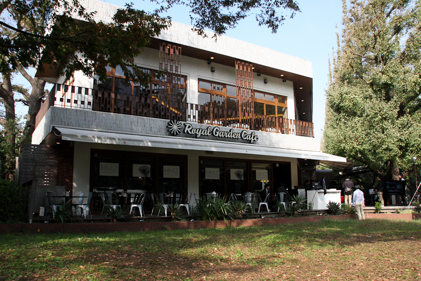 イベント会場のRoyal Garden Cafe青山には2台のレーシングカーが設置される