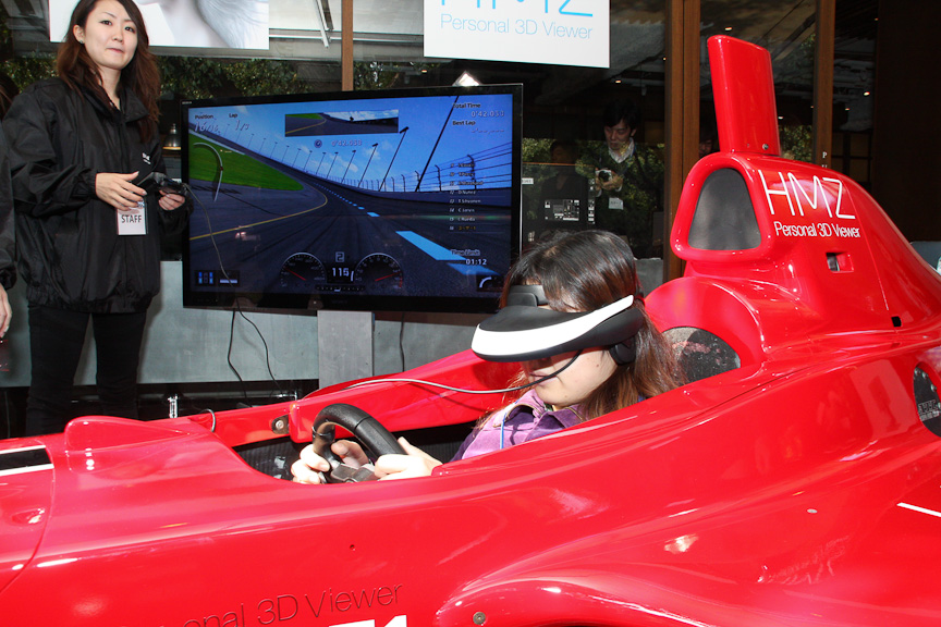 赤い塗装のマシンがフォーミュラ・ニッポン参戦車両。HMZ-T1の使い方などはスタッフが説明してくれる