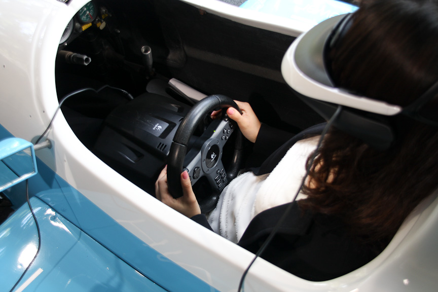 HMZ-T1で見えている映像は、レーシングカーの横に設置してあるモニターにも表示される