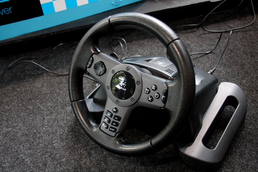 コントローラーはロジクール製のもの。左右のパドルシフトでアクセル・ブレーキをコントロールする