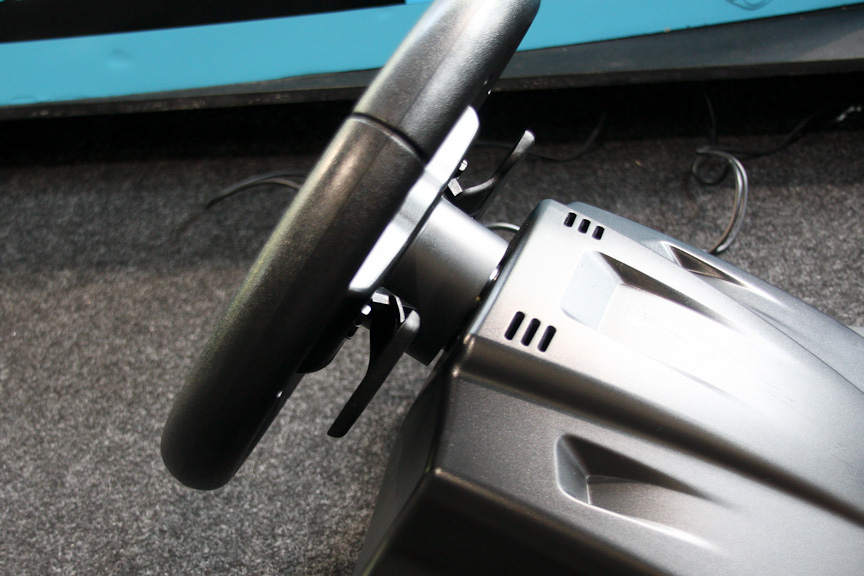 コントローラーはロジクール製のもの。左右のパドルシフトでアクセル・ブレーキをコントロールする