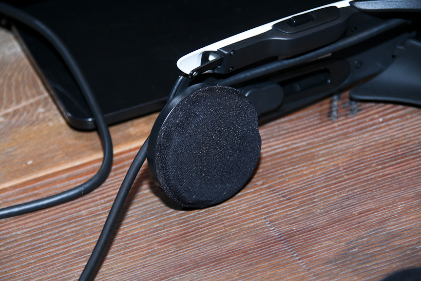 HMD「HMZ-T1」は世界初のHD有機ELパネルを搭載した、3D対応ヘッドマウントディスプレイ。スピーカーを2つ備え、映像とともに音にもこだわった