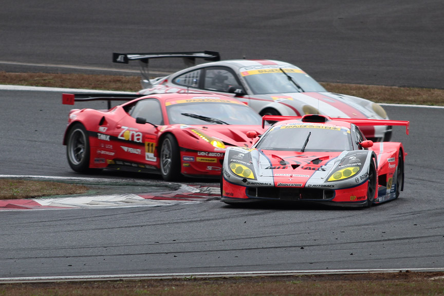 松浦選手が3位をキープしてダンロップを通過