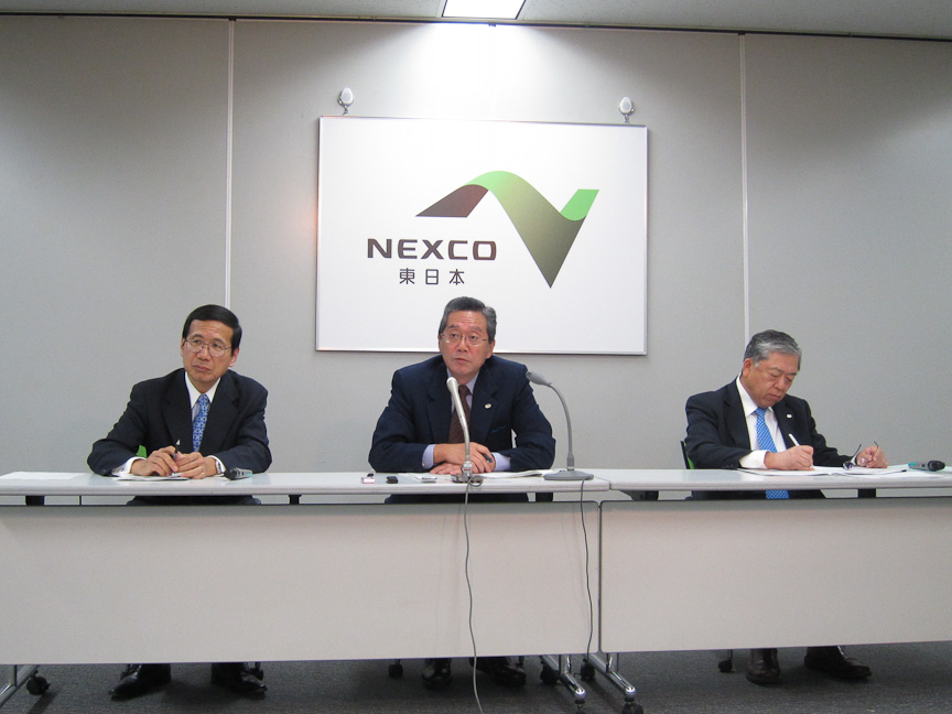 NEXCO東日本定例会見に臨む、代表取締役会長兼社長 佐藤龍雄氏（中央）、管理事業本部長 長尾哲氏（左）、事業開発本部長 窪寺克次氏（右）
