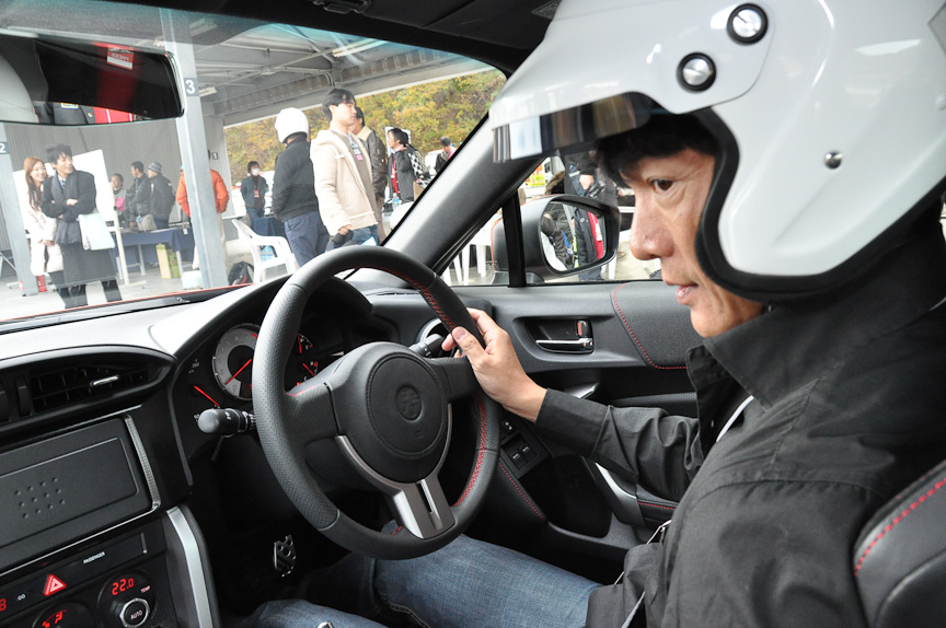 ヘルメットを装着してコースイン