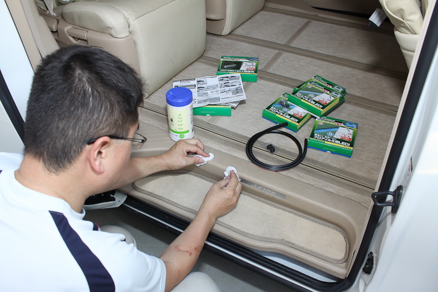 仮固定する前に、ステップ部分をアルコールで綺麗に拭き掃除。クツで踏まれる部分だけに汚れというよりも小傷が多く難航する