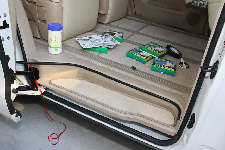 そもそも、白い内装に黒いモールを貼り付けている時点で違和感満点。黒い内装のクルマなら、これでもOKかも