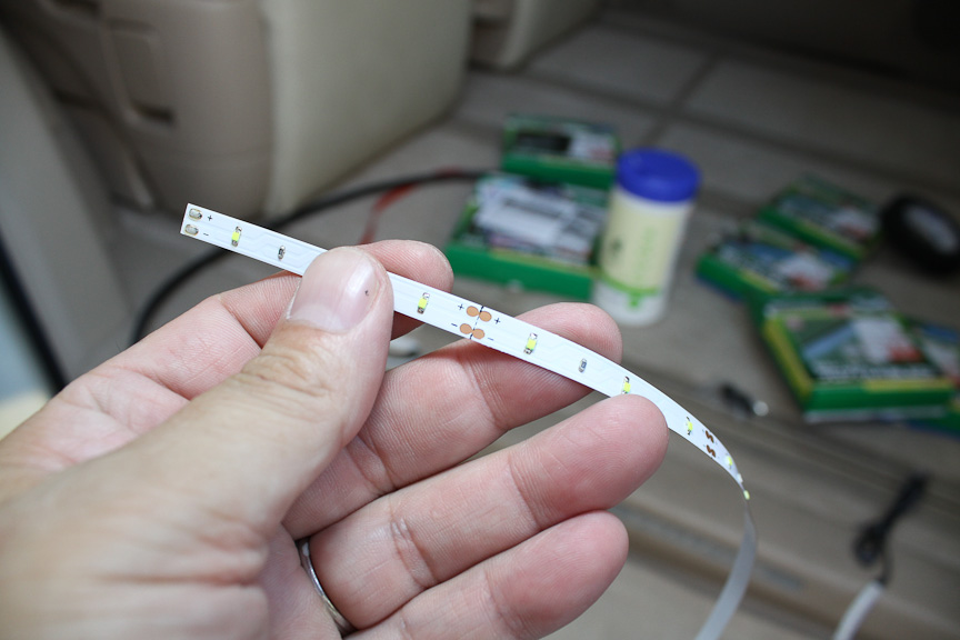 LEDテープは非常に薄く、自由に折り曲げることができる。が、LEDやチップ抵抗を剥がさないように取扱注意