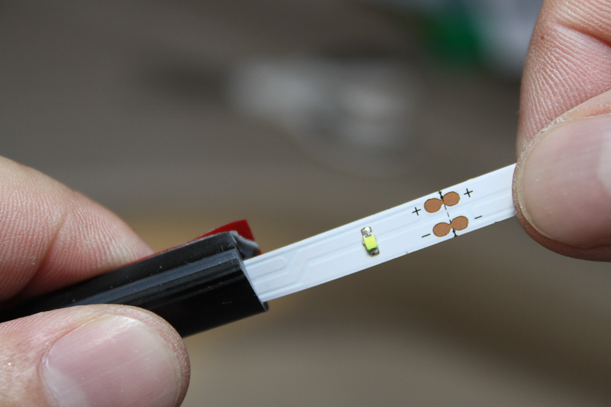 黒い遮光モールの真ん中にある、白色の部分から光が漏れる仕組み。LEDテープは抜き差しできるので、後日の色変更も可能だ