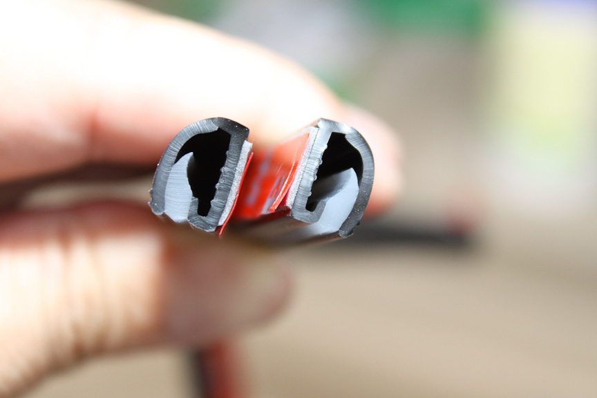 間接照明モールのアップ。光を集めて、1方向にだけボヤーンと照らす、うまい仕組みになっているのが分かる