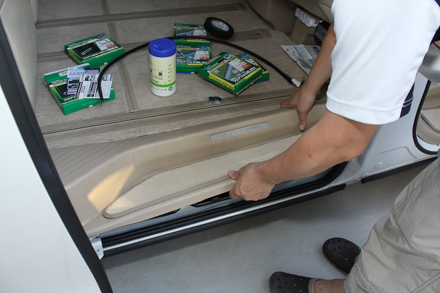 バキン！と音がしてクリップが外れたところ。写真では斜めに持っているが、できるだけ真上に引き抜くとやりやすい